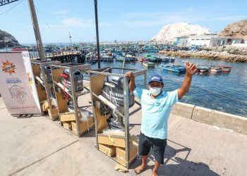 Arequipa: Gobierno Regional entrega motores para pescadores de Islay