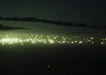 Pesca ilegal en Argentina: una ciudad flotante se mueve por los límites marítimos