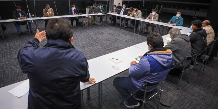 Ministro del Produce se reunió con pescadores artesanales del sur