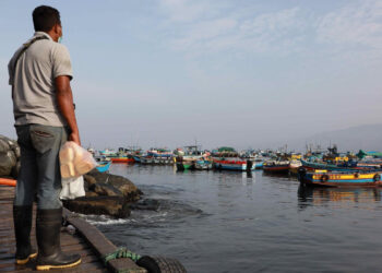Peor desastre ecológico de Perú azota a miles de pescadores
