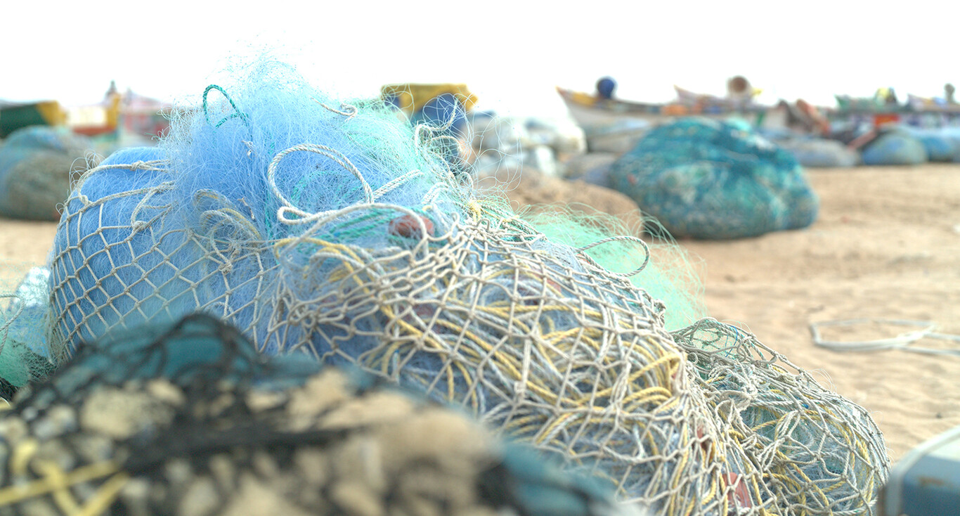 Reutilizan las redes de pesca desechadas para crear material