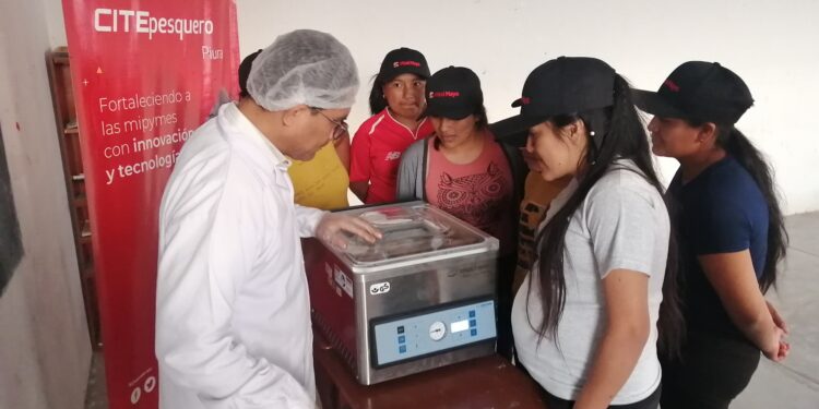 Sechura: Mujeres pescadoras son capacitadas en técnicas de ahumado y sellado al vacío en la caleta de Playa Blanca