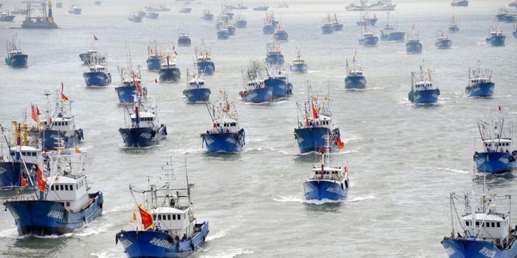 ¡Increíble! Embarcación china pesca ilegalmente en mar peruano y Produce le aplica multa de solo 250 soles