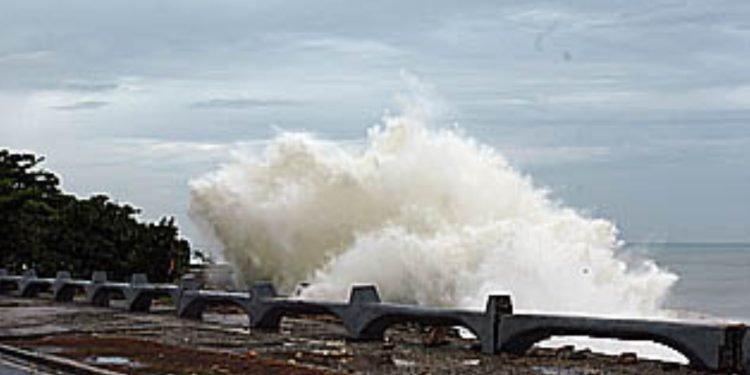 Cierran 93 puertos por oleajes anómalos y se restringe la pesca artesanal y otras actividades en el mar peruano