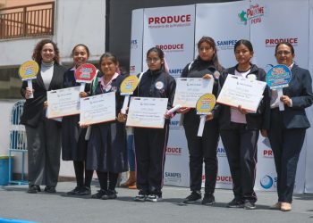 Produce nombra a cinco lideresas de la inocuidad y concientiza a 800 alumnas en el colegio Rosa de Santa María