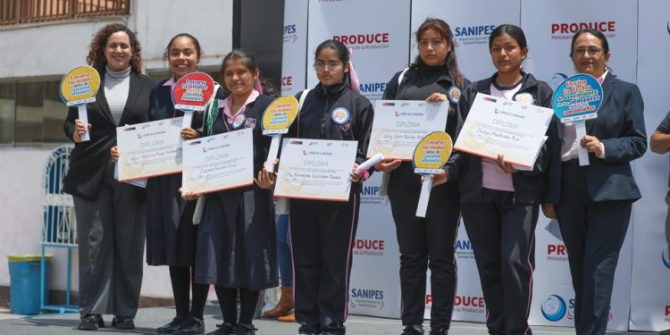 Produce nombra a cinco lideresas de la inocuidad y concientiza a 800 alumnas en el colegio Rosa de Santa María