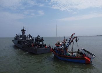 B.A.P. »Río Piura» ejecuta operativo conjunto contra la pesca ilegal en la bahía de Tumbes