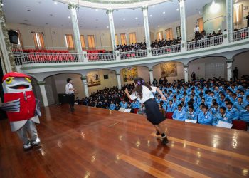 Sanipes nombra a 10 líderes de inocuidad y concientiza con teatro a 720 escolares para prevenir enfermedades alimentarias