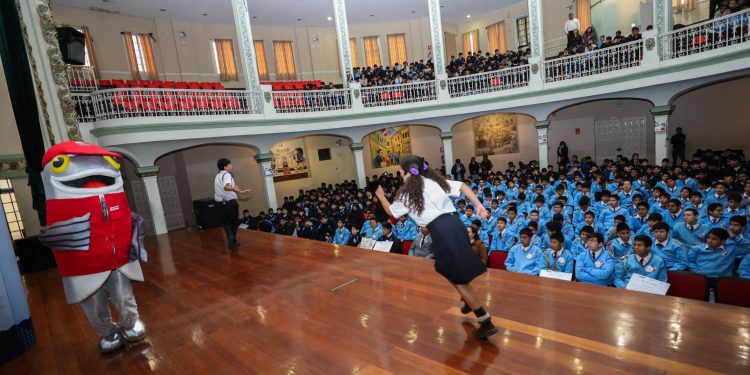 Sanipes nombra a 10 líderes de inocuidad y concientiza con teatro a 720 escolares para prevenir enfermedades alimentarias
