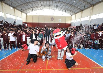 Sanipes nombra a 10 líderes escolares de inocuidad y sensibiliza con teatro a 600 estudiantes en buenas prácticas inocuas