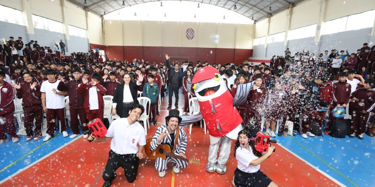 Sanipes nombra a 10 líderes escolares de inocuidad y sensibiliza con teatro a 600 estudiantes en buenas prácticas inocuas