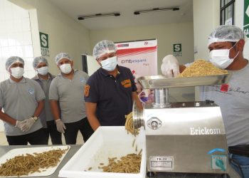 Productores acuícolas de Sechura aprenden a elaborar alimento balanceado para peces