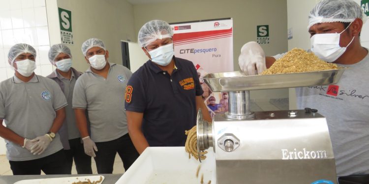 Productores acuícolas de Sechura aprenden a elaborar alimento balanceado para peces