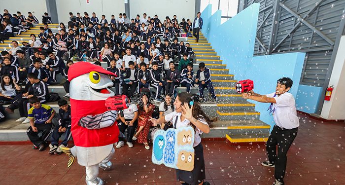 Sanipes nombra 20 líderes escolares de inocuidad y sensibiliza con teatro a 1200 alumnos en 2 colegios promoviendo buenas prácticas inocuas