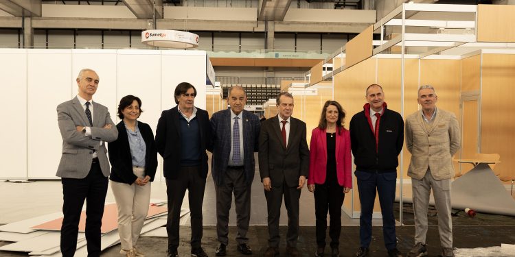 El alcalde de Vigo, Abel Caballero, visita el montaje de Navalia 2026 a pocos días de la apertura de la feria